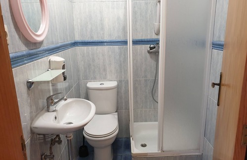 Leixões House | Discover Pensão Leão De Ouro: Family-Friendly Stay with Breakfast
