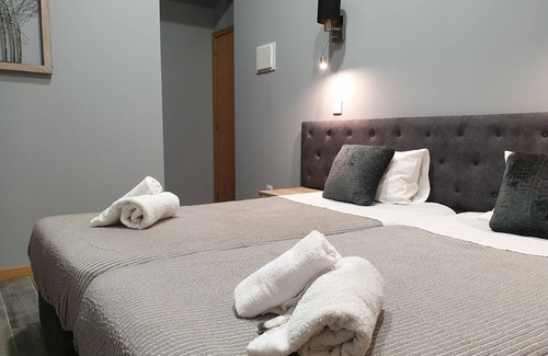 Leixões House | Discover Pensão Leão De Ouro: Family-Friendly Stay with Breakfast