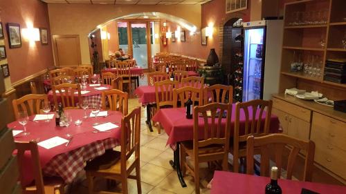 Vilafranca del Penedes House | Budget-Friendly Pensión Avenida: Family and Dining Options