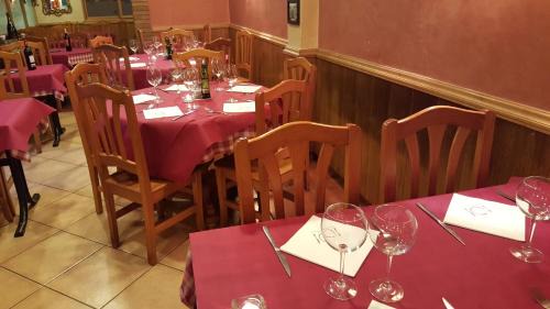 Vilafranca del Penedes House | Budget-Friendly Pensión Avenida: Family and Dining Options