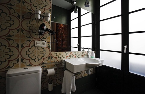 Bilbao Old Town House | Discover Pensión Basque Boutique – Spa, Breakfast & Family Fun