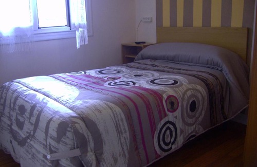 Irun House | Budget-Friendly Stay at Pensión Gema: Pet Friendly Comfort