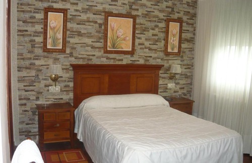 Padron House | Budget-Friendly Pensión HK: Family Dining & Breakfast Included