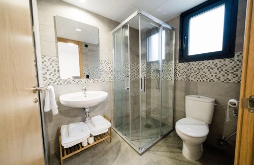 Caspe House | Pet-Friendly Retreat at Pensión La Buena Vida - Rated 9/10