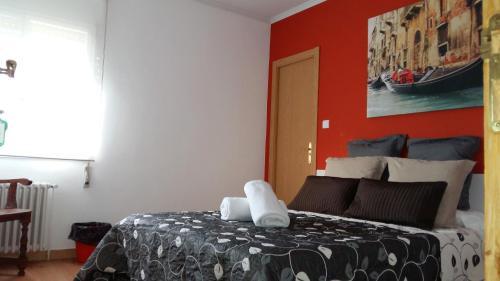 Sarria House | Convenient Stay at Pensión La Estación with Great Amenities