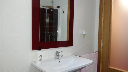 Sarria House | Convenient Stay at Pensión La Estación with Great Amenities