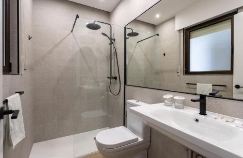 Guemes House | Pet Friendly Pensión La Terraza: Oceanfront Bliss Awaits