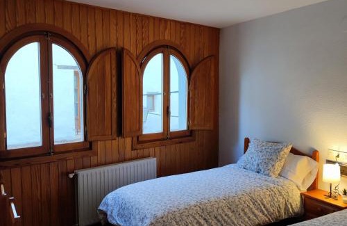 Herbers Hotel | Cozy Pensión Mesón La Lonja - Family-Friendly Dining
