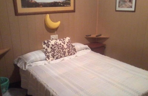 Beiro House | Family-Friendly Stay at Pensión Moni Albayzin with Kitchen