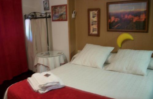 Beiro House | Family-Friendly Stay at Pensión Moni Albayzin with Kitchen