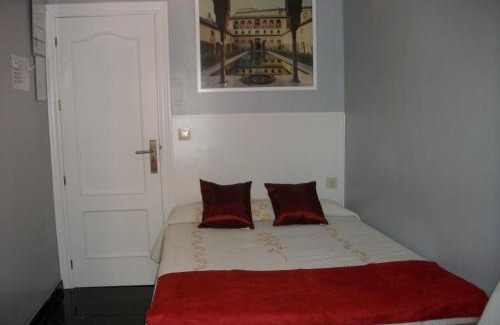 Beiro House | Family-Friendly Stay at Pensión Moni Albayzin with Kitchen
