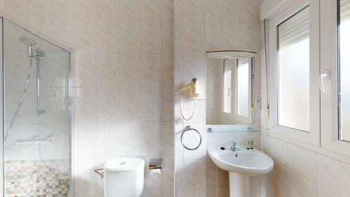 Portomarin House | Inviting Pensión Portomiño: Family-Friendly with Dining Options