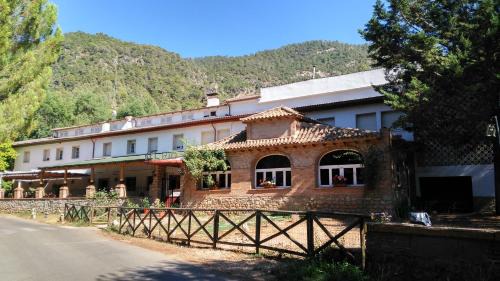 La Iruela House | Relax at Pensión Rural Arroyo la Teja with Ocean Views