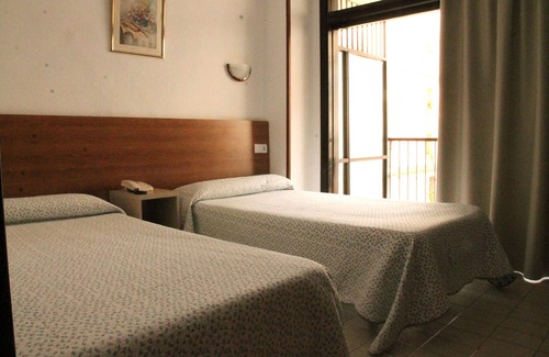 Perchel Sur House | Budget-Friendly Stay at Pensión Terminal with Spa & Breakfast