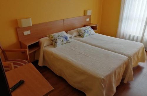 Ponteceso House | Discover Pensión Teyma: Family-Friendly with Great Dining