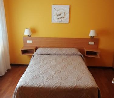 Ponteceso House | Discover Pensión Teyma: Family-Friendly with Great Dining