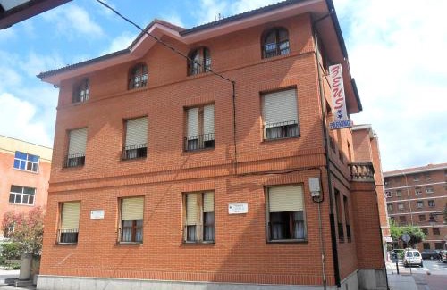 Barakaldo House | Budget-Friendly Stay at Pensión Zeus - Guest Rated 8/10
