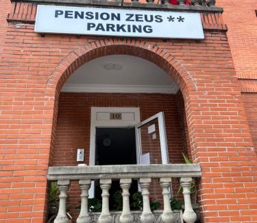 Barakaldo House | Budget-Friendly Stay at Pensión Zeus - Guest Rated 8/10