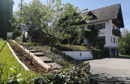 Loipersdorf bei Fuerstenfeld Bed & Breakfast | Pet-Friendly Pension Arkadenhof: Family and Dining Delight