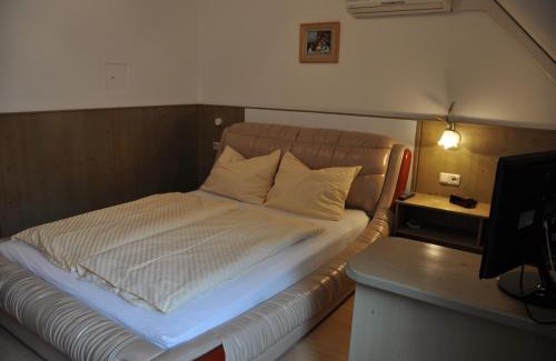 Loipersdorf bei Fuerstenfeld Bed & Breakfast | Pet-Friendly Pension Arkadenhof: Family and Dining Delight