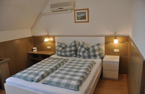 Loipersdorf bei Fuerstenfeld Bed & Breakfast | Pet-Friendly Pension Arkadenhof: Family and Dining Delight