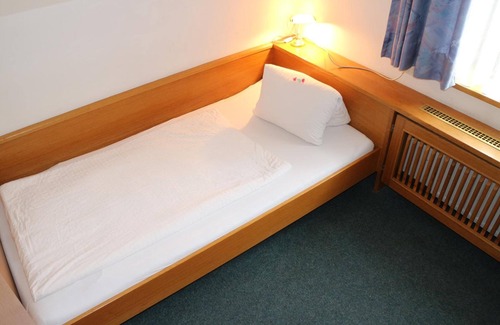 Graz-Straßgang House | Welcoming Pension Alt-Strassgang with Breakfast & Family Fun