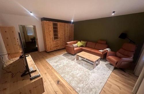 Favoriten House | Inviting Pension am Kurpark: Pet-Friendly with Hot Tub & Dining