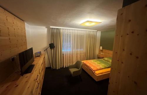 Favoriten House | Inviting Pension am Kurpark: Pet-Friendly with Hot Tub & Dining