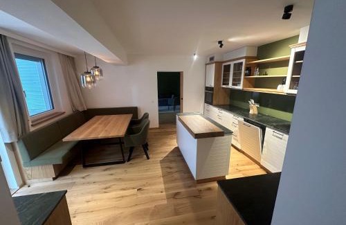 Favoriten House | Inviting Pension am Kurpark: Pet-Friendly with Hot Tub & Dining