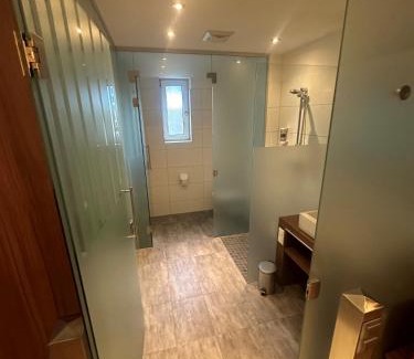 Favoriten House | Inviting Pension am Kurpark: Pet-Friendly with Hot Tub & Dining
