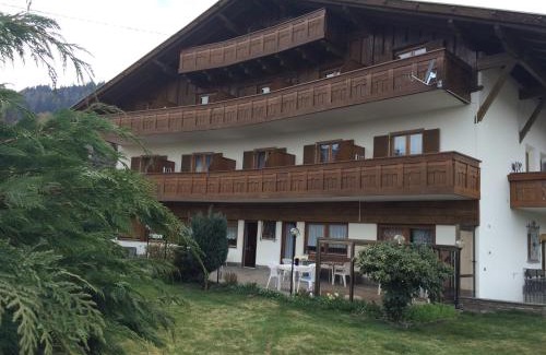Vollan Hotel | Cozy Pension an der Mayenburg: Pet Friendly & Family Fun