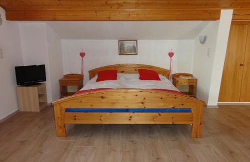 Steindorf am Ossiacher See House | Pet-Friendly Pension AdlerHorst with Pool & Family Amenities