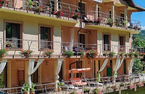 Baile Herculane House | Cozy Pension Camelia: Child-Friendly with Hot Tub Access