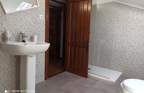 Santillana del Mar House | Budget-Friendly Pension Castio: Family Comfort Awaits