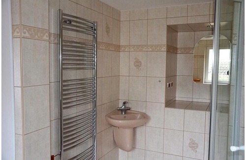 Svoboda nad Upou Apartment | Pet-Friendly Stay at Pension Dvořáček with Hot Tub & Breakfast
