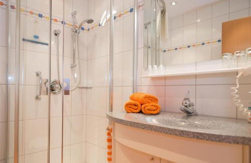 Russbach am Pass Gschuett House | Oceanfront Pension Elisabeth with High Guest Ratings