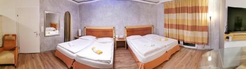 Fohrenhain House | Inviting Pension Föhrenhain: Pool, Restaurant & Hot Tub