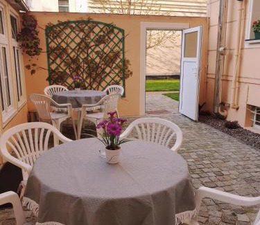 Kleinzschocher House | Cozy Pension Giesserstrasse Leipzig with Ocean View Awaits