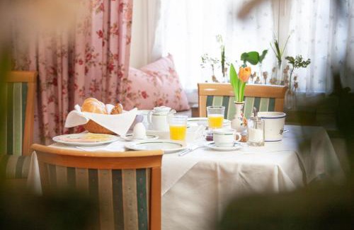 Medraz House | Exceptional Pension Gletscherblick: Family-Friendly Retreat