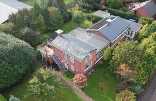 Bellingwedde House | Cozy Stay at Huize Kruiz with Kitchen Amenities