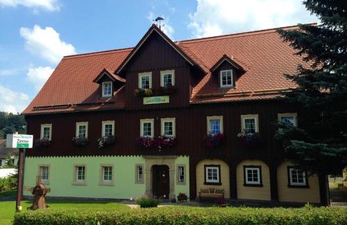 Jonsdorf House | Pet-Friendly Pension Immergrün with Hot Tub & Breakfast