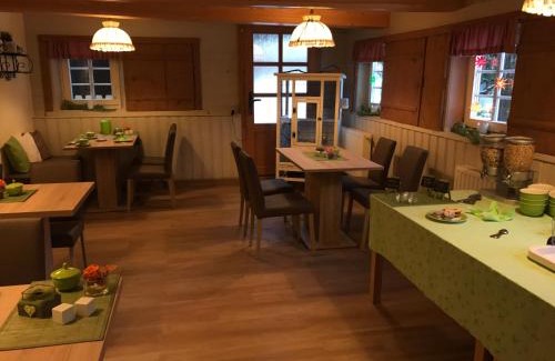 Jonsdorf House | Pet-Friendly Pension Immergrün with Hot Tub & Breakfast