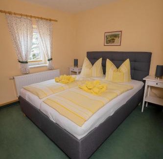 Jonsdorf House | Pet-Friendly Pension Immergrün with Hot Tub & Breakfast