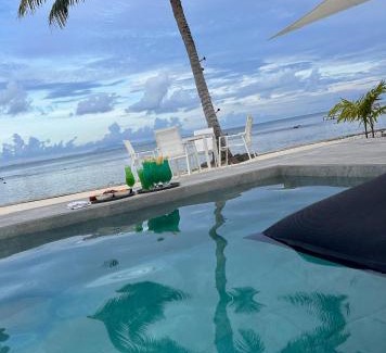 Teahupoo Apartment | Beachfront Pension Irivai: Family-Friendly 10/10 Retreat