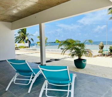 Teahupoo Apartment | Beachfront Pension Irivai: Family-Friendly 10/10 Retreat