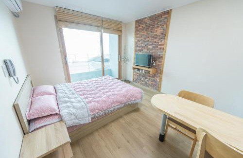 Namwon House | Pet Friendly Pension Jung Won with Breakfast & Kitchen Access