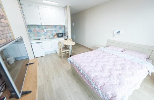 Namwon House | Pet Friendly Pension Jung Won with Breakfast & Kitchen Access