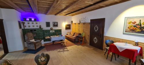Uehlingen-Birkendorf House | Cozy Pension Kaiserhaus with Oceanfront View & Breakfast