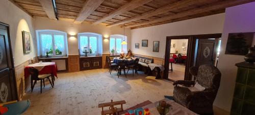 Uehlingen-Birkendorf House | Cozy Pension Kaiserhaus with Oceanfront View & Breakfast