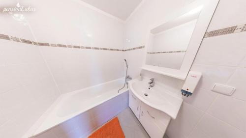 Karlovy Vary Hotel | Pet-Friendly Pension Lukas with Breakfast and Hot Tub